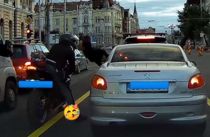 VIDEO. Scenă romantică surprinsă în traficul din Cluj-Napoca! Un motociclist „a furat” un sărut de la o șoferiță